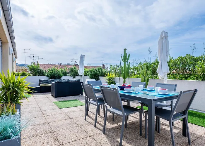 Rare! 120M Rooftop 5-Minute Walk To Downtown