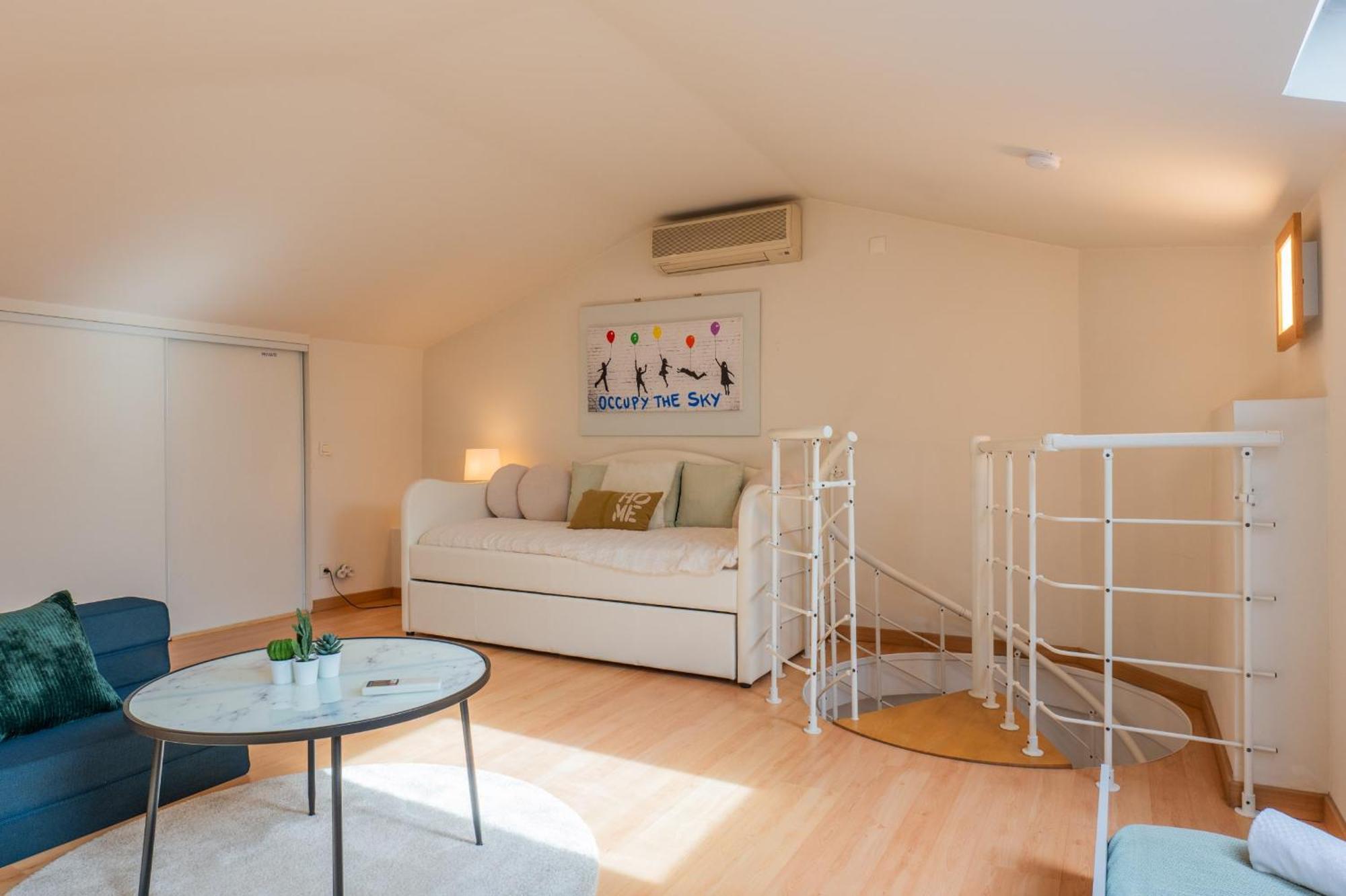 Rare! 120m Rooftop 5-minute Walk To Downtown *