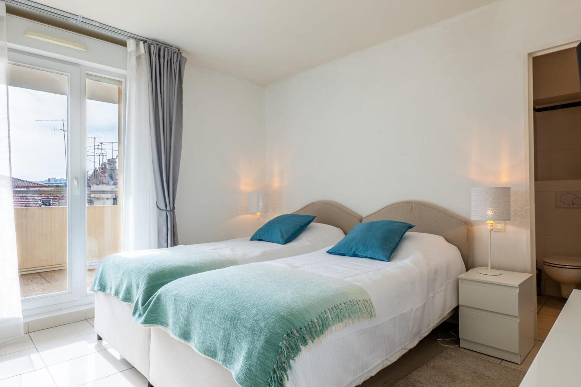 Rare! 120m Rooftop 5-minute Walk To Downtown *