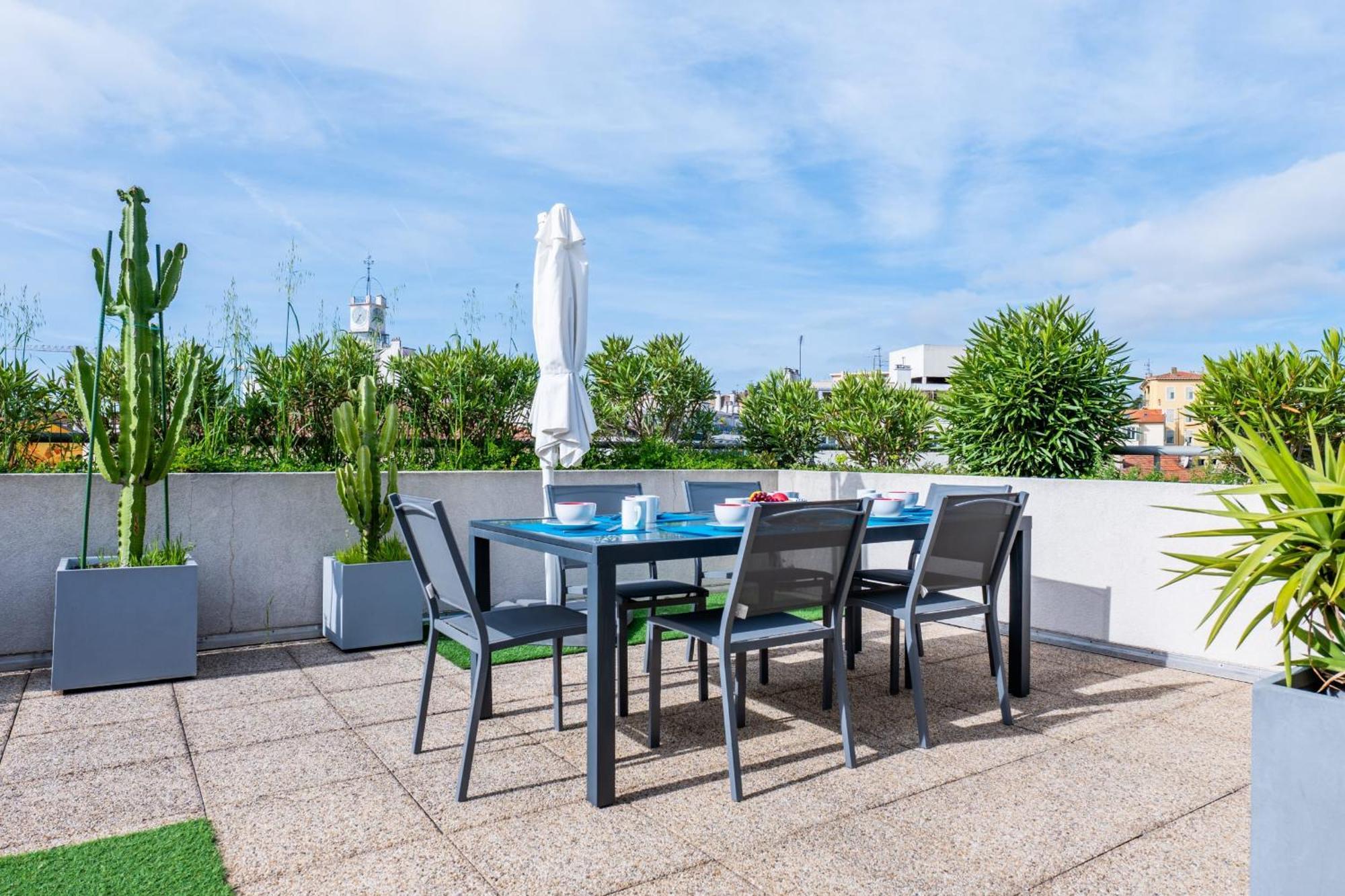 Rare! 120m Rooftop 5-minute Walk To Downtown *